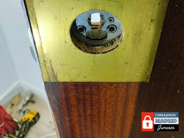 Imagen de cerrajeros realizando el cambio de cerraduras en Villaviciosa de Odón.
