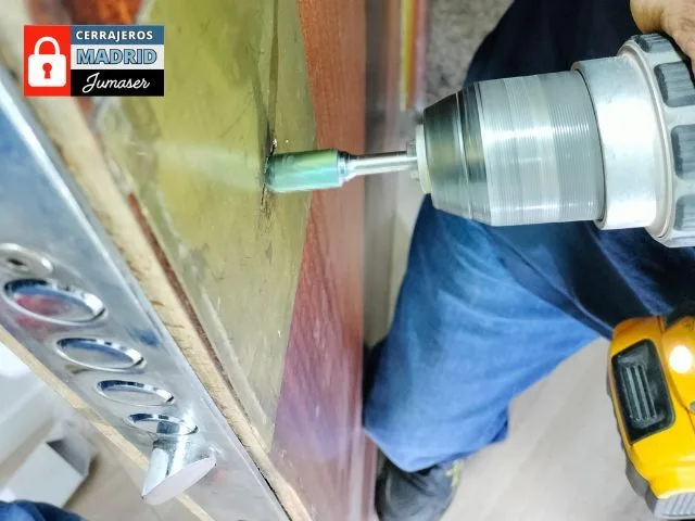 Imagen de cerrajeros en Villaviciosa de Odón ofreciendo servicios rápidos y de calidad las 24 horas.