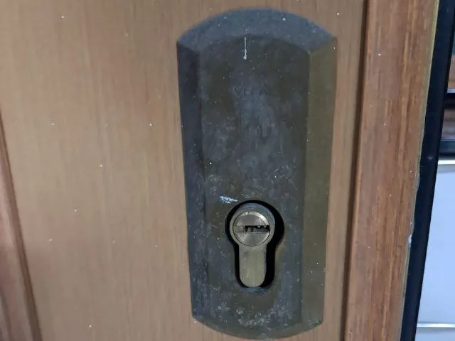 Cerradura con bombín de perfil europeo instalada en San Sebastián de los Reyes.