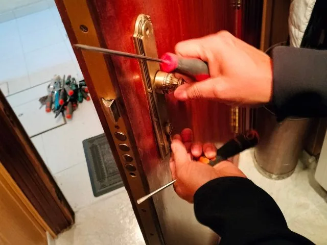 Cerrajero profesional reparando cerradura en puerta de vivienda en San Sebastián de los Reyes