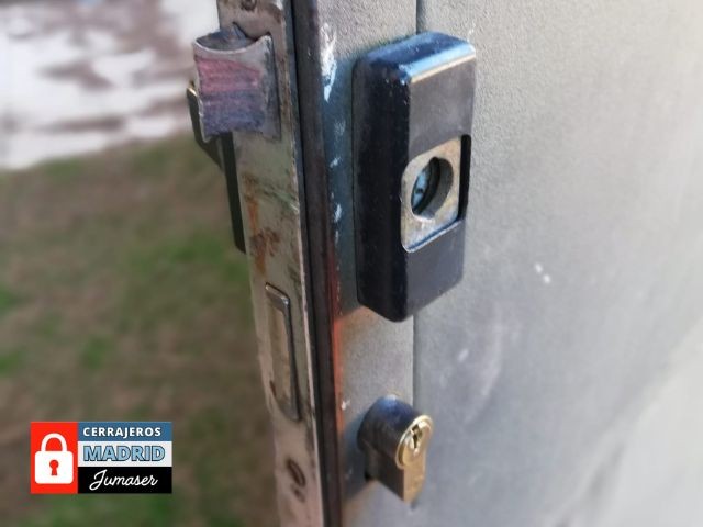Cerrajero experto reparando una cerradura en Delicias. Servicio rápido y seguro en tu barrio.