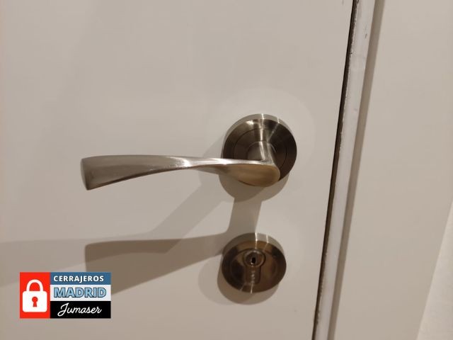 Cerradura de alta seguridad instalada por cerrajeros profesionales en Navalcarnero