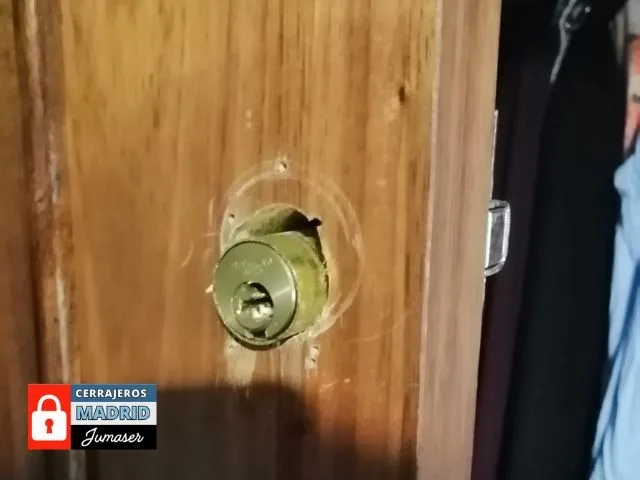 Cerrajero instalando una cerradura en Chamberí como parte de un servicio urgente de reparación, cambio o instalación.