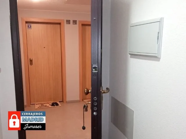 Manilla y cerradura de puerta de portal, cerrajeros en Fuenlabrada abriendo sin romper
