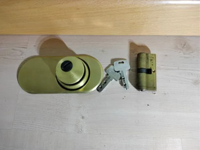 Cerradura, bombín y llaves listas para el cambio en una puerta en Torrejón de Ardoz por Jumaser