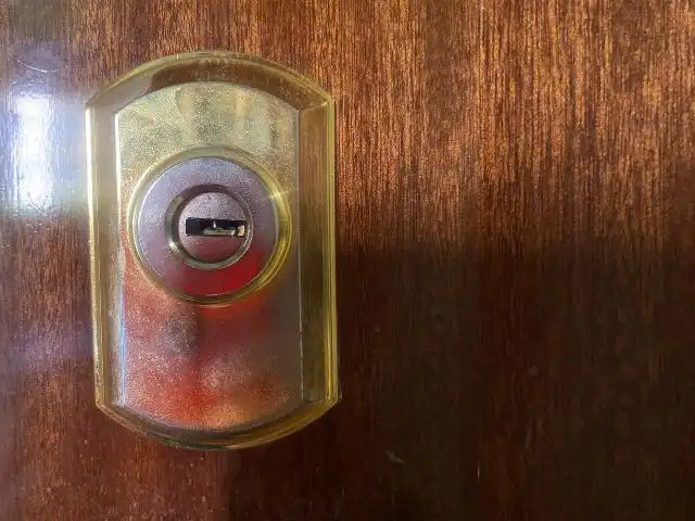 Cerradura antigua sobre puerta de madera, representando el servicio de instalación y cambio de cerraduras en Navalcarnero por Jumaser
