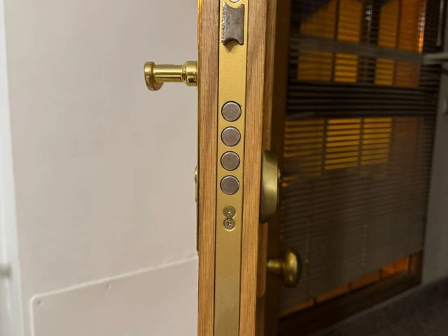 Puerta de seguridad abierta con cerradura multipunto instalada por cerrajeros Jumaser en Vallecas