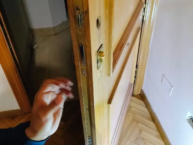 Cerrajero Jumaser realizando apertura de puerta urgente en Chamartín, Madrid