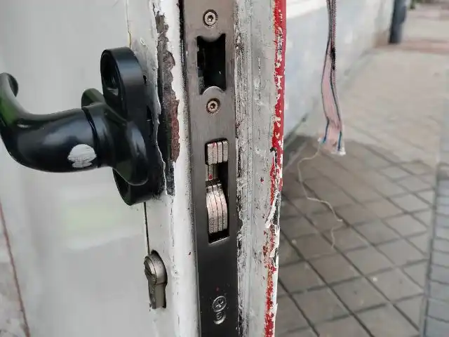 Cerrajero de Jumaser cambiando una cerradura en una vivienda de Moratalaz, servicio disponible las 24 horas.
