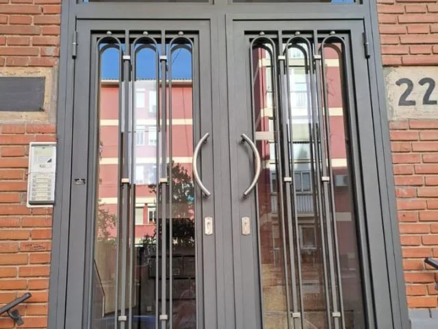 Puerta metálica de portal comunitario, ideal para servicios de apertura urgente en Navalcarnero por cerrajeros Jumaser