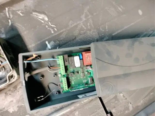 Sistema de seguridad integral con control de acceso y alarma instalado por Jumaser