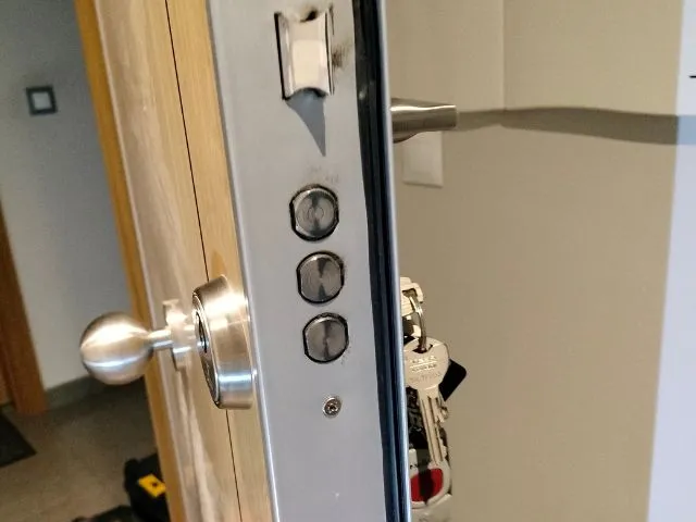 Puerta de seguridad abierta con cerradura multipunto durante servicio urgente de apertura en Atocha