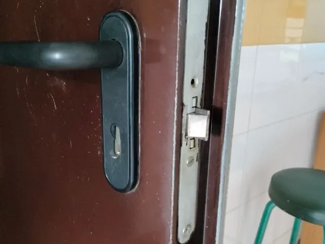 Cerrajero profesional de Jumaser realizando apertura limpia de puerta sin causar daños