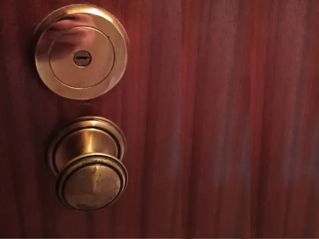 Cerradura antigua en puerta de madera lista para ser cambiada o reparada por cerrajeros de Jumaser