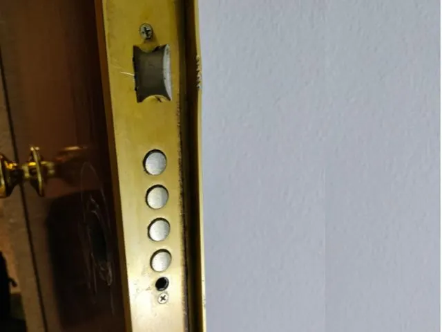 Detalle del sistema de cierre multipunto tras instalar bombillo de perfil europeo