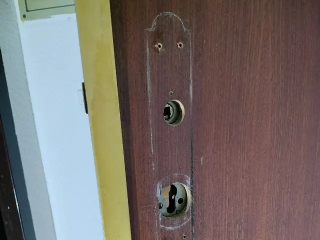 Puerta acorazada con cerradura desmontada lista para instalar bombillo de perfil europeo