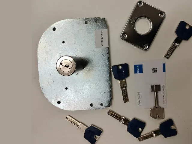 Cerradura de alta seguridad Titan K56 con juego de llaves y tarjeta de propietario para instalación profesional