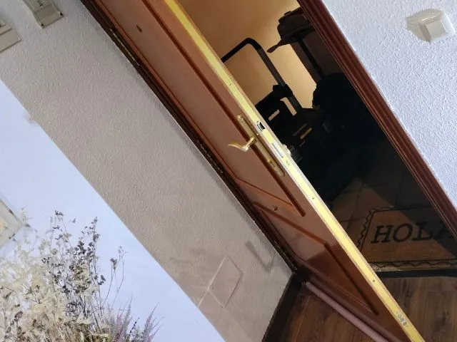 cerrajero profesional en madrid realizando apertura de puerta sin daños con herramientas especializadas, disponible las 24 horas