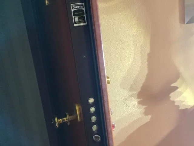 Puerta blindada marca Dierre abierta por cerrajeros en Alcobendas, servicio urgente disponible las 24 horas