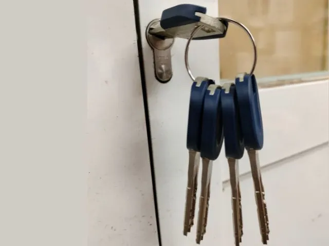 Juego de llaves nuevas en cerradura de puerta, servicio urgente de cerrajeros en Arganda del Rey