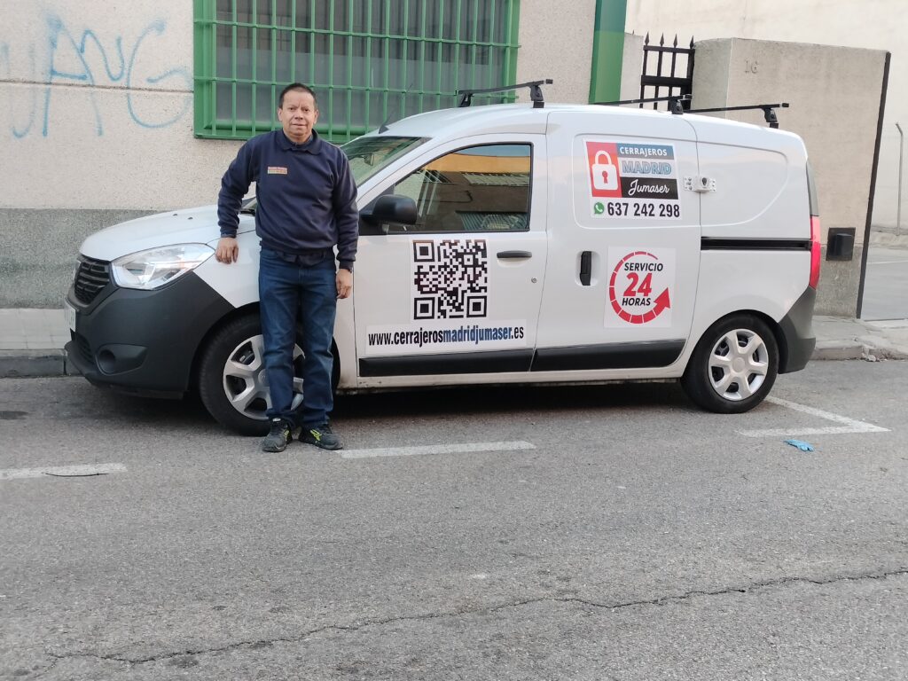 Cerrajero de Jumaser junto a la furgoneta de cerrajería 24 horas lista para atender servicios urgentes a domicilio