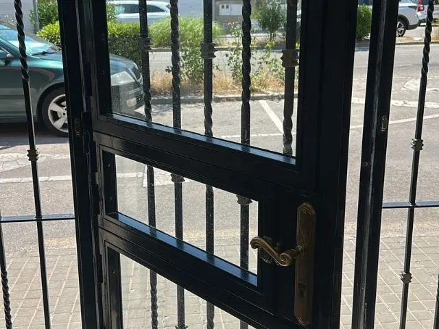 Manilla de puerta de portal con cerradura de alta seguridad instalada por cerrajeros en Fuenlabrada