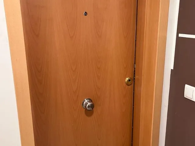 Conversión de puerta acorazada de madera con cerradura de alta seguridad en Madrid.