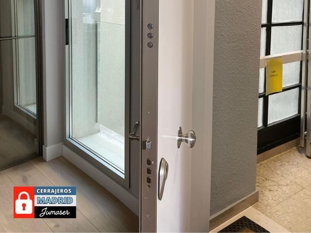 Cerrajeros 24 horas en Fuencarral-El Pardo Servicio profesional a domicilio Cerrajero profesional realizando servicio de cerrajería urgente en una puerta de Fuencarral-El Pardo, disponible las 24 horas
